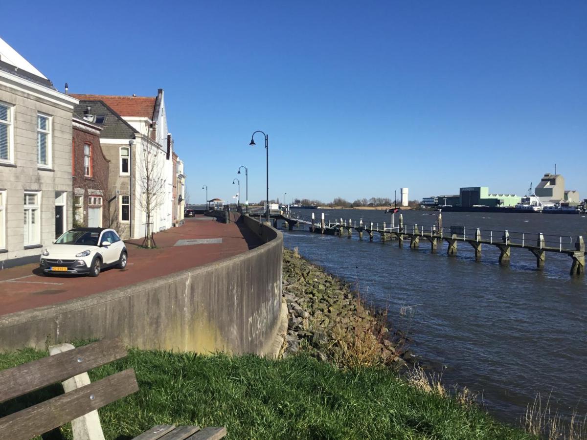 De Kapiteinshut Aan De Rivier Met Xl Ligbad En Sauna Lekkerkerk المظهر الخارجي الصورة