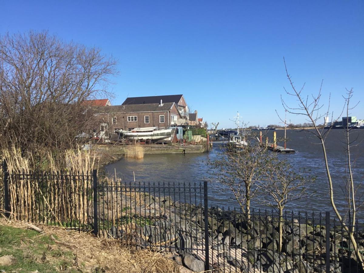 De Kapiteinshut Aan De Rivier Met Xl Ligbad En Sauna Lekkerkerk المظهر الخارجي الصورة