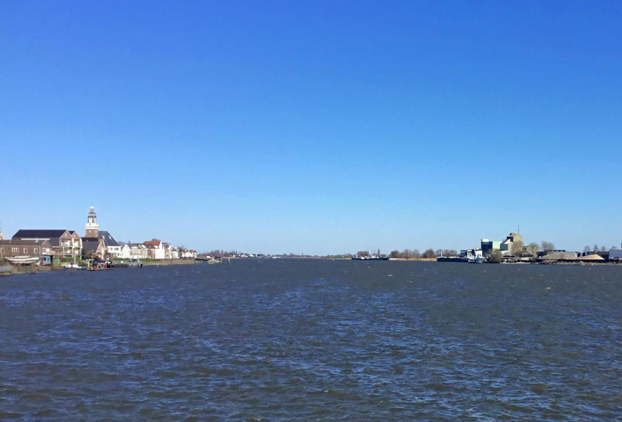 De Kapiteinshut Aan De Rivier Met Xl Ligbad En Sauna Lekkerkerk المظهر الخارجي الصورة