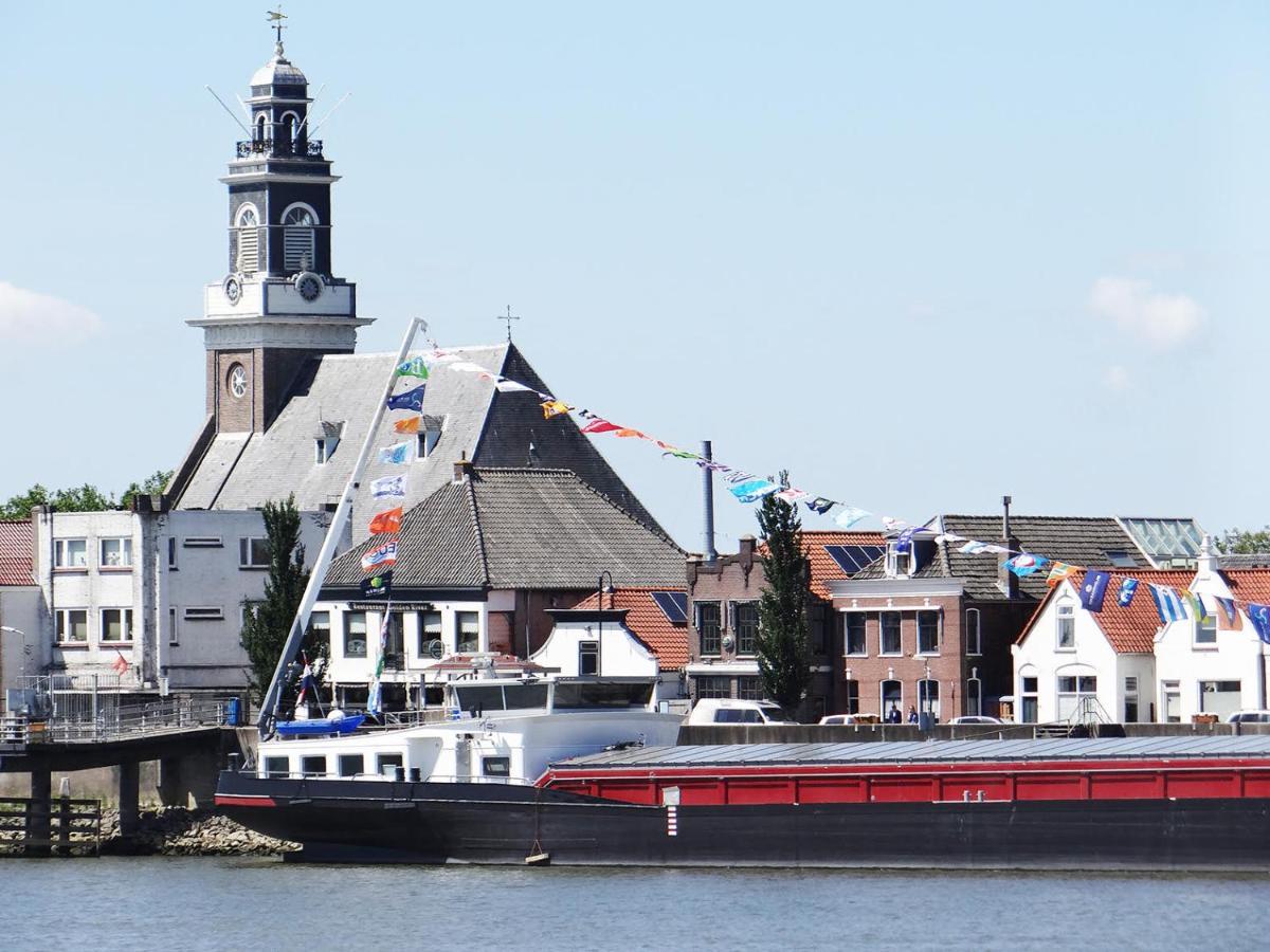 De Kapiteinshut Aan De Rivier Met Xl Ligbad En Sauna Lekkerkerk المظهر الخارجي الصورة