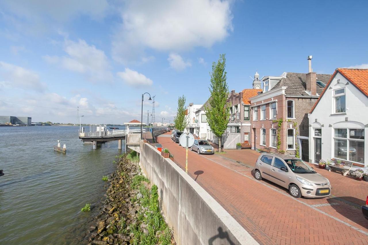 De Kapiteinshut Aan De Rivier Met Xl Ligbad En Sauna Lekkerkerk المظهر الخارجي الصورة
